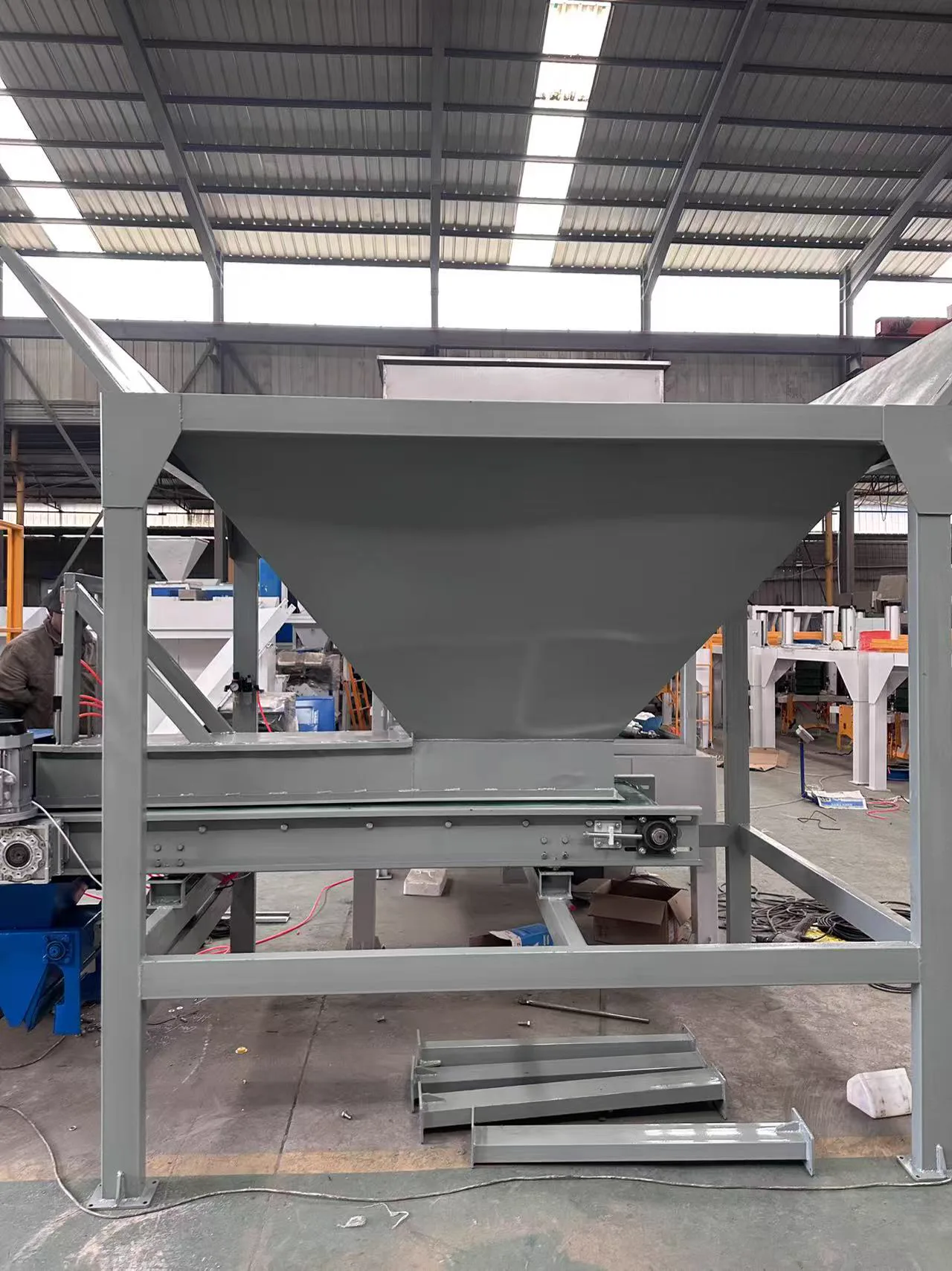 Hopper and belt-feeding bagging equipment in the workshop