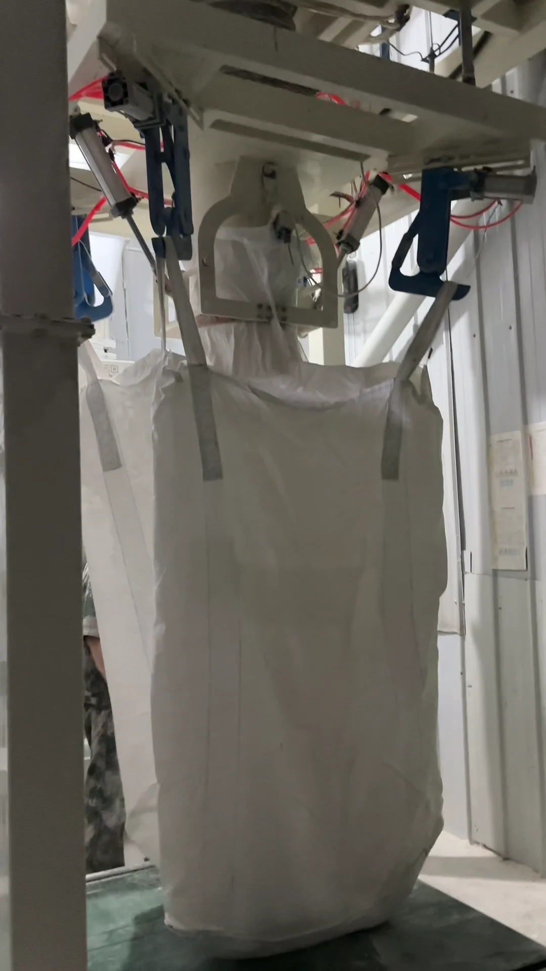 Supported bulk bag at the filling station in the flour customer-site recording