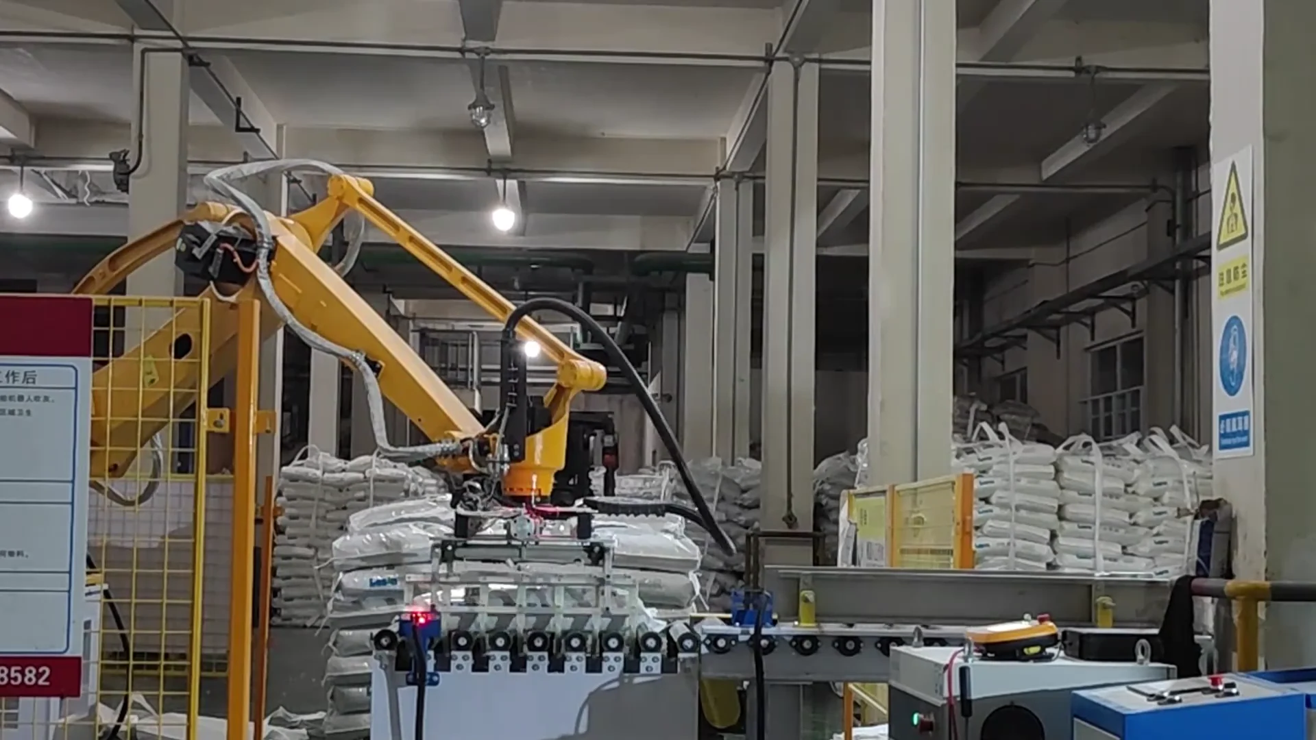 Robot, infeed conveyor and pallet stacking area at the customer site.