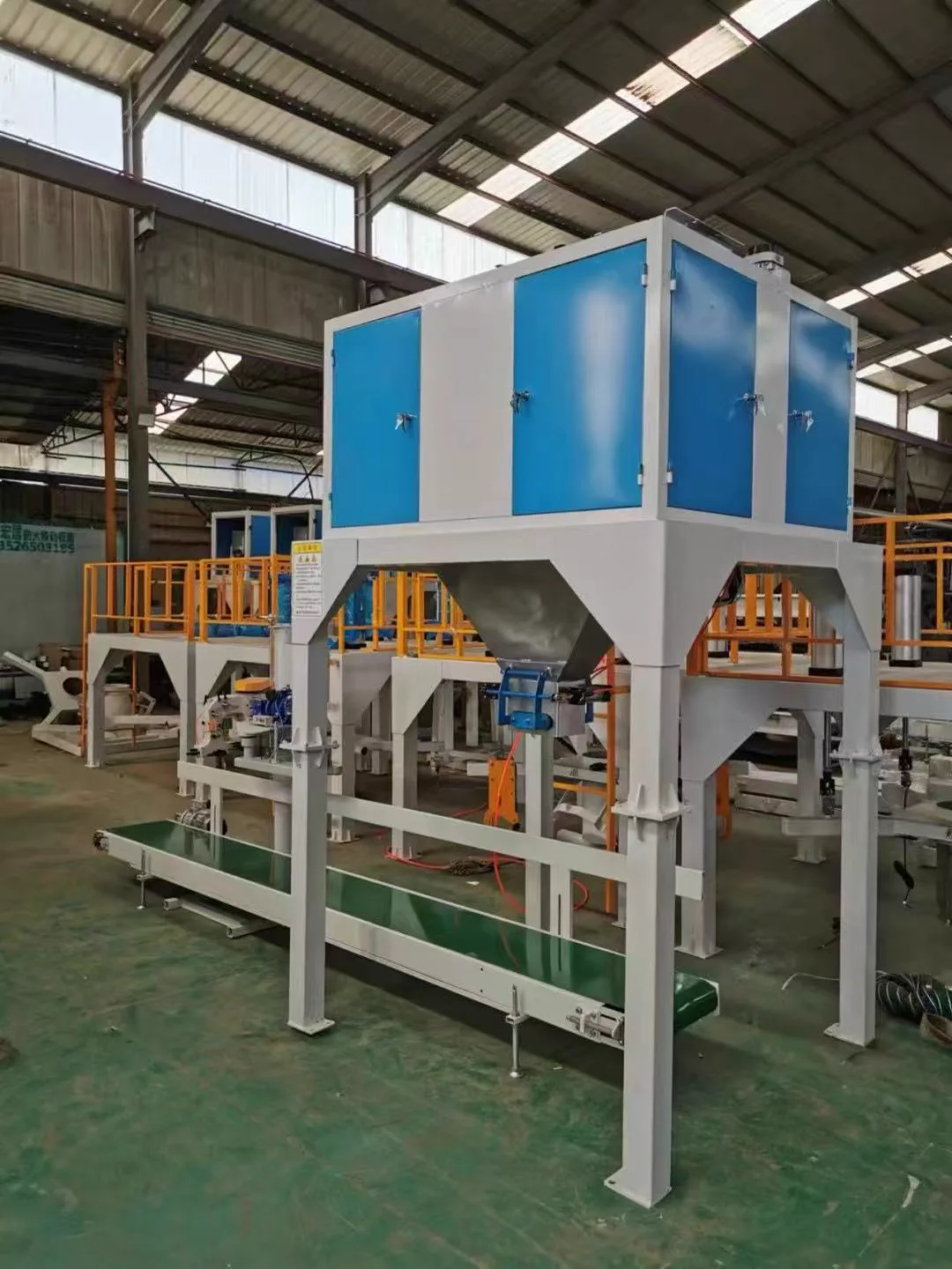 Assembled bagging frame with two hoppers and a belt conveyor